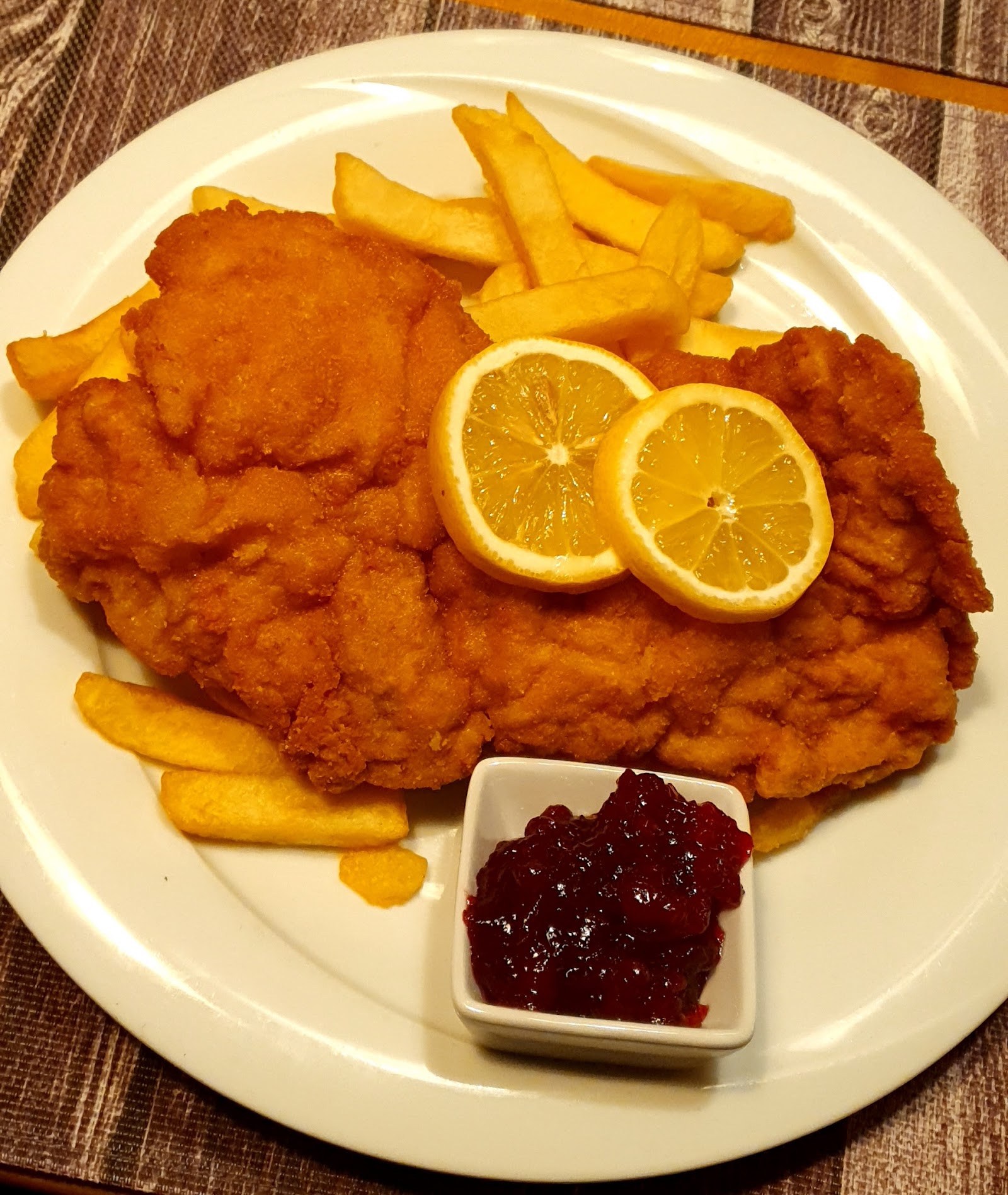 Kellner beim Servieren im Gasthaus