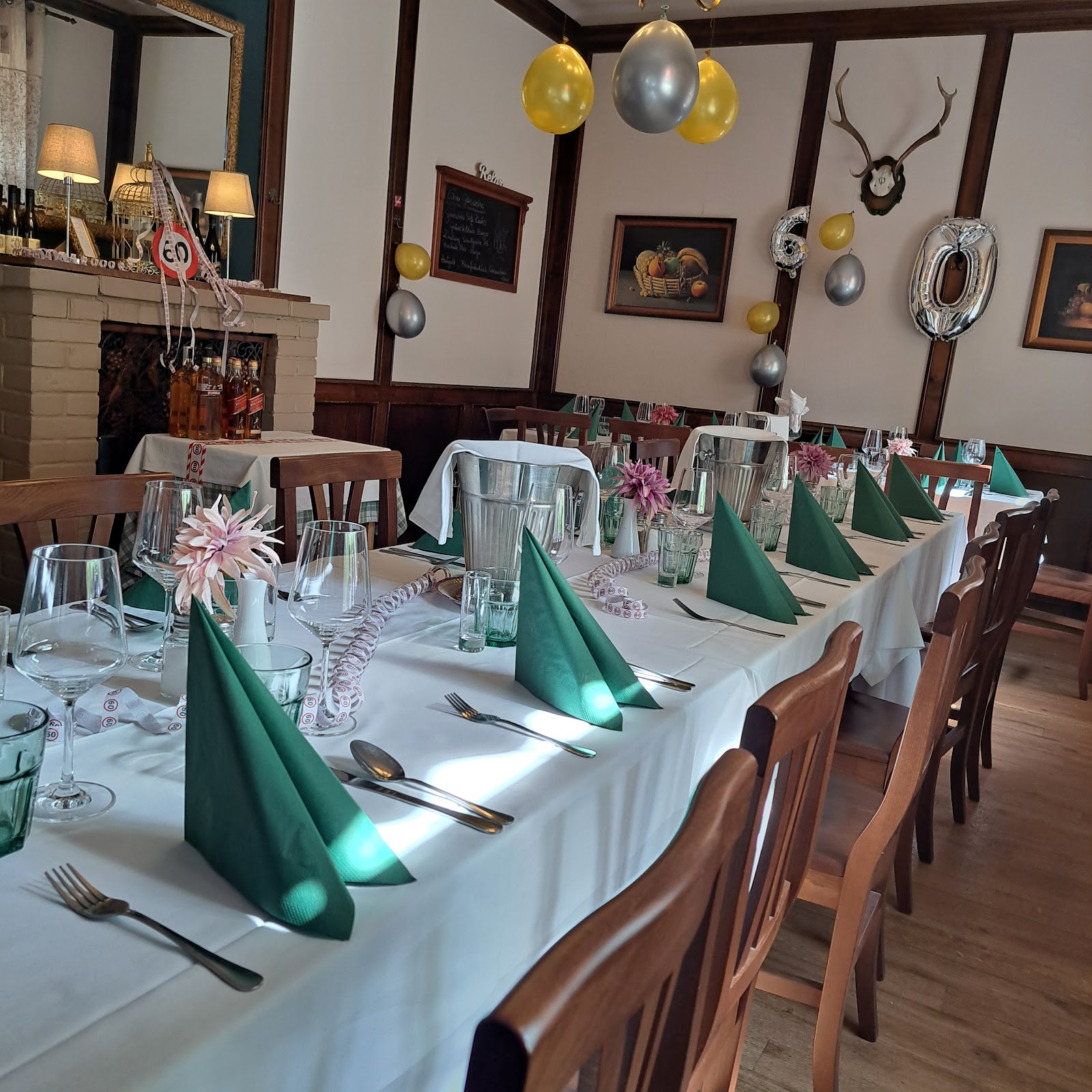 Knuspriges Backhendl auf dunklem Teller
