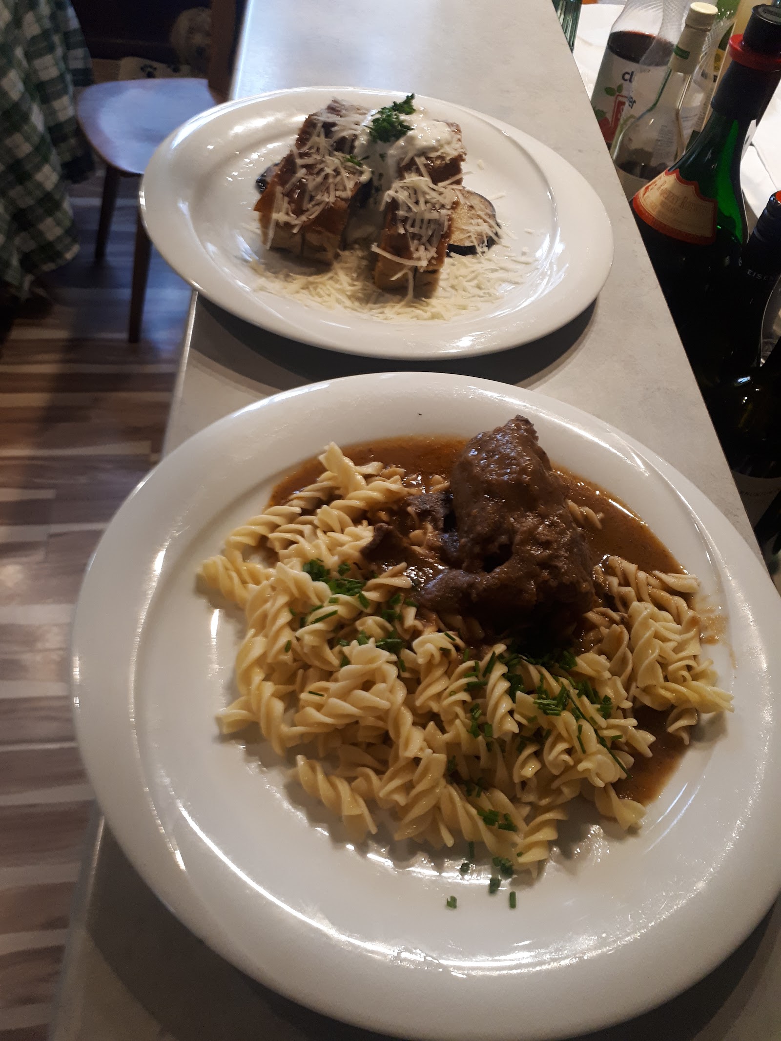 Saftiger Wildschweinbraten mit Knödel und Rotkraut