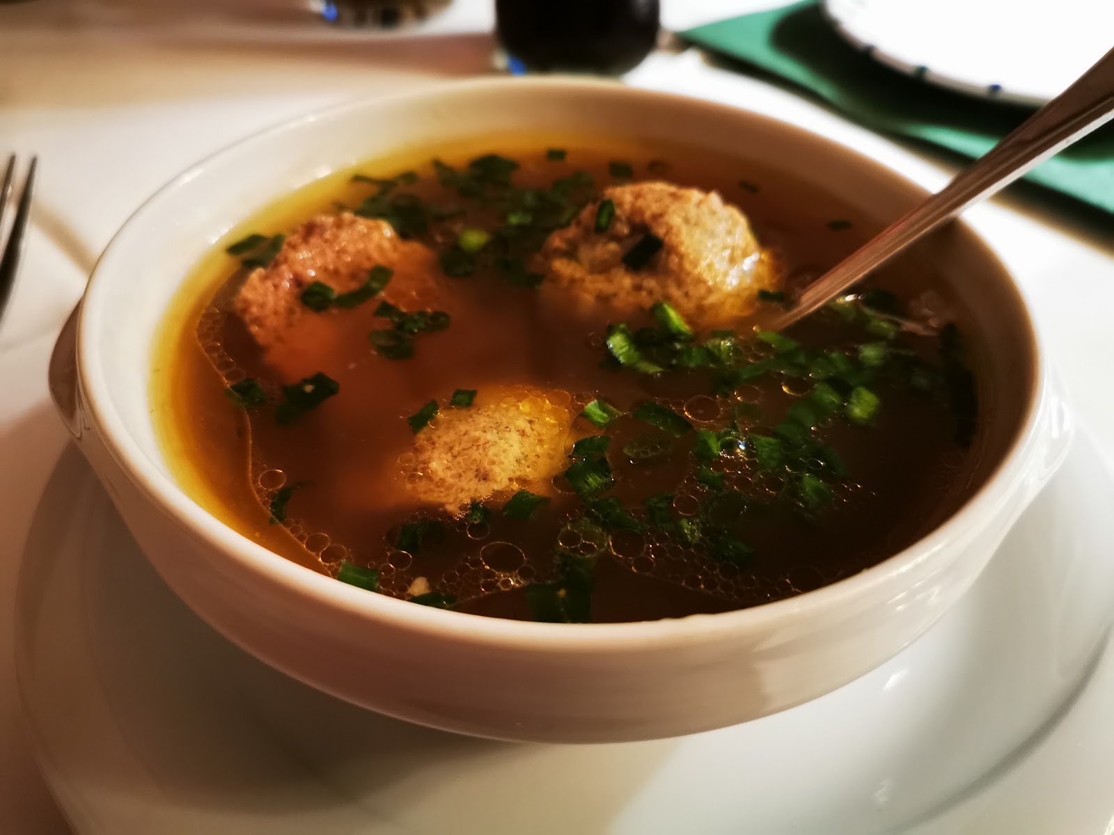 Saftiger Wildschweinbraten mit Semmelknödel